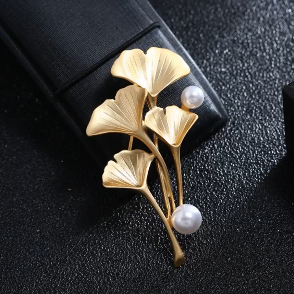 NWT Elegant Gold Leaf Brooch